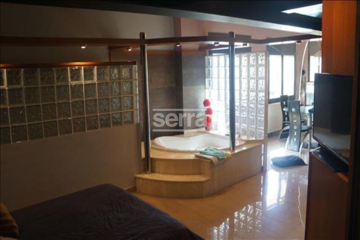 Espectacular finca en venta en Vilobí del Penedès con tres viviendas, un gran jardín con piscina y e-31