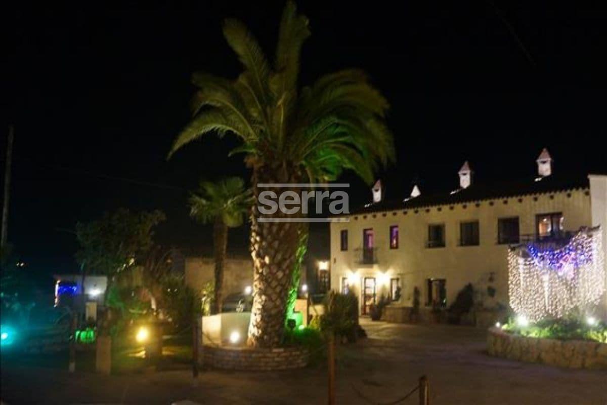 Espectacular finca en venta en Vilobí del Penedès con tres viviendas, un gran jardín con piscina y e-20