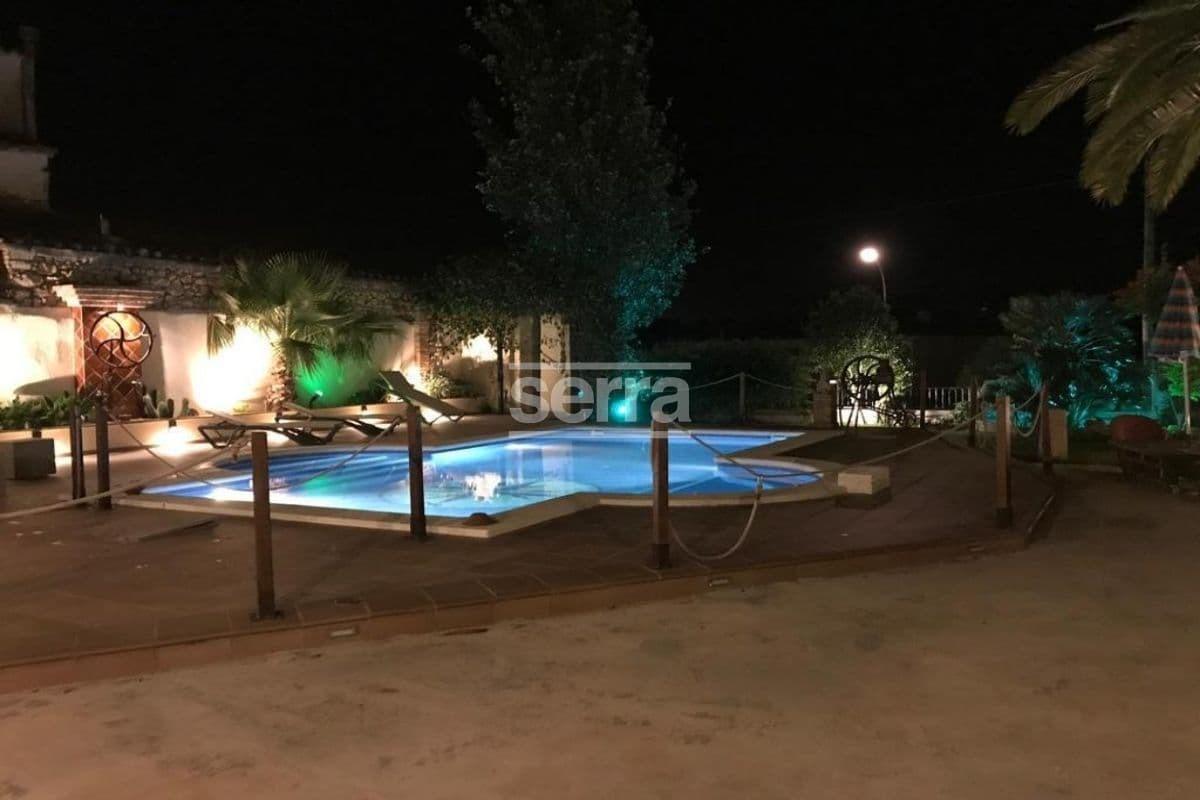Espectacular finca en venta en Vilobí del Penedès con tres viviendas, un gran jardín con piscina y e-13