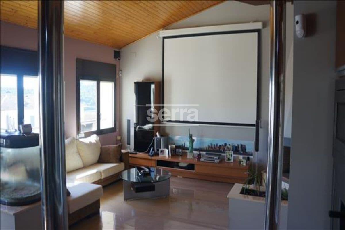 Espectacular finca en venta en Vilobí del Penedès con tres viviendas, un gran jardín con piscina y e-27