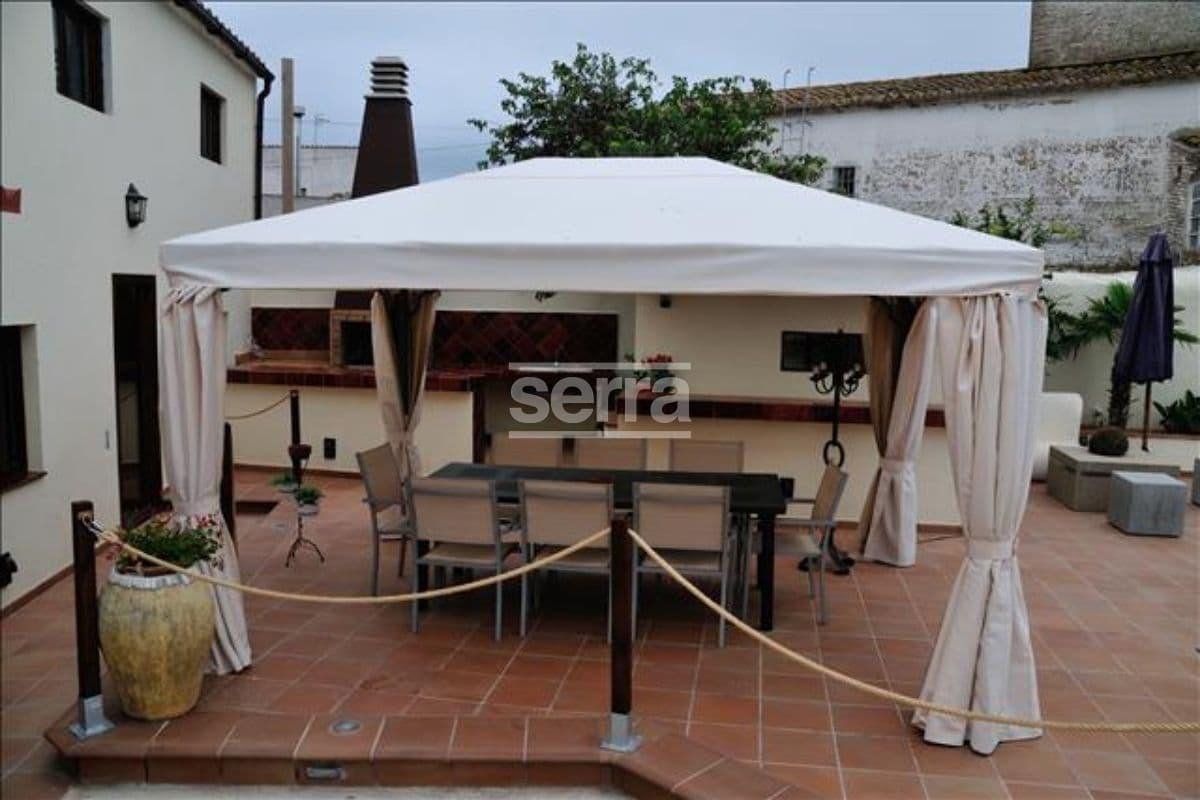 Espectacular finca en venta en Vilobí del Penedès con tres viviendas, un gran jardín con piscina y e-26