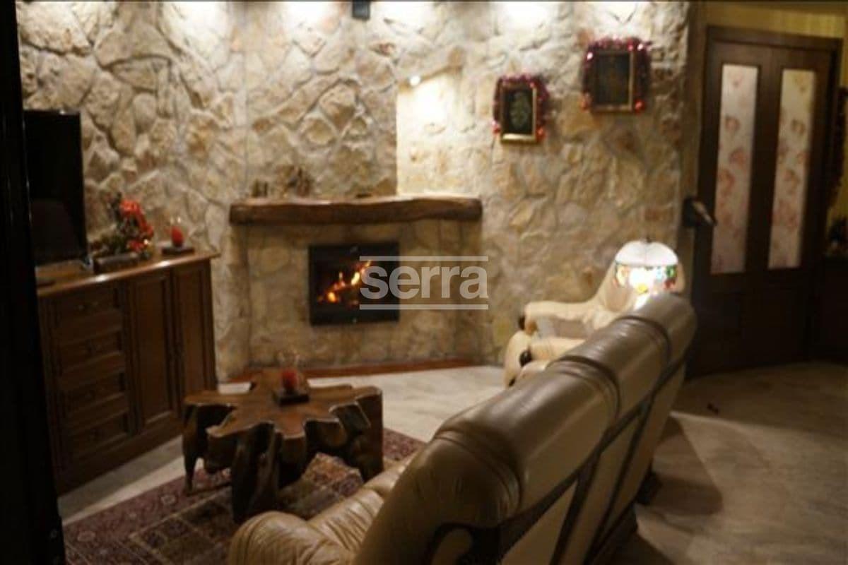 Espectacular finca en venta en Vilobí del Penedès con tres viviendas, un gran jardín con piscina y e-46