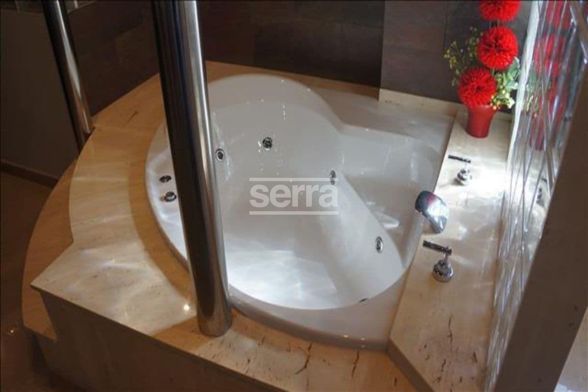 Espectacular finca en venta en Vilobí del Penedès con tres viviendas, un gran jardín con piscina y e-28