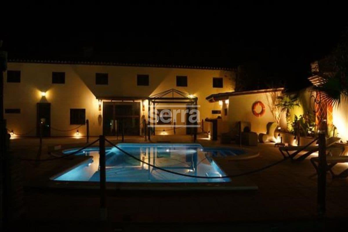 Espectacular finca en venta en Vilobí del Penedès con tres viviendas, un gran jardín con piscina y e-23