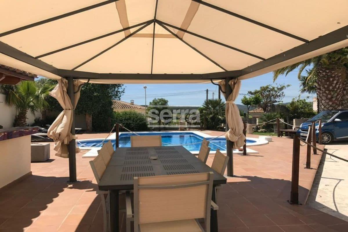 Espectacular finca en venta en Vilobí del Penedès con tres viviendas, un gran jardín con piscina y e-17