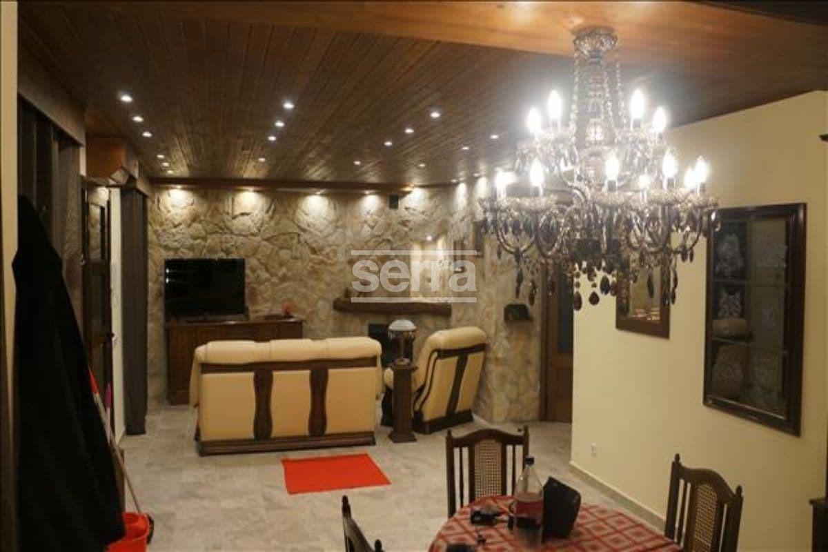 Espectacular finca en venta en Vilobí del Penedès con tres viviendas, un gran jardín con piscina y e-45