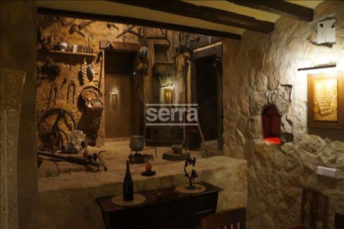 Espectacular finca en venta en Vilobí del Penedès con tres viviendas, un gran jardín con piscina y e-10