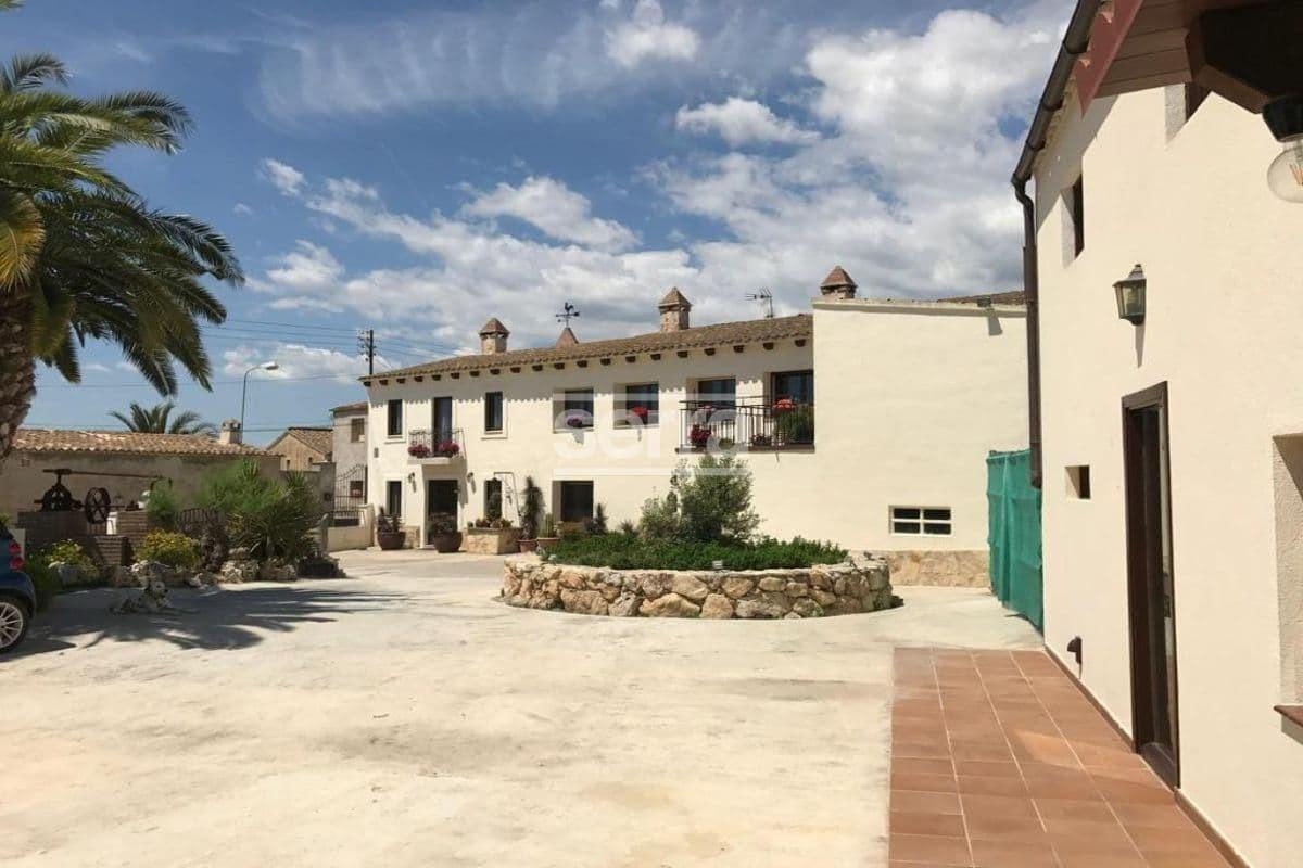 Espectacular finca en venta en Vilobí del Penedès con tres viviendas, un gran jardín con piscina y e-16