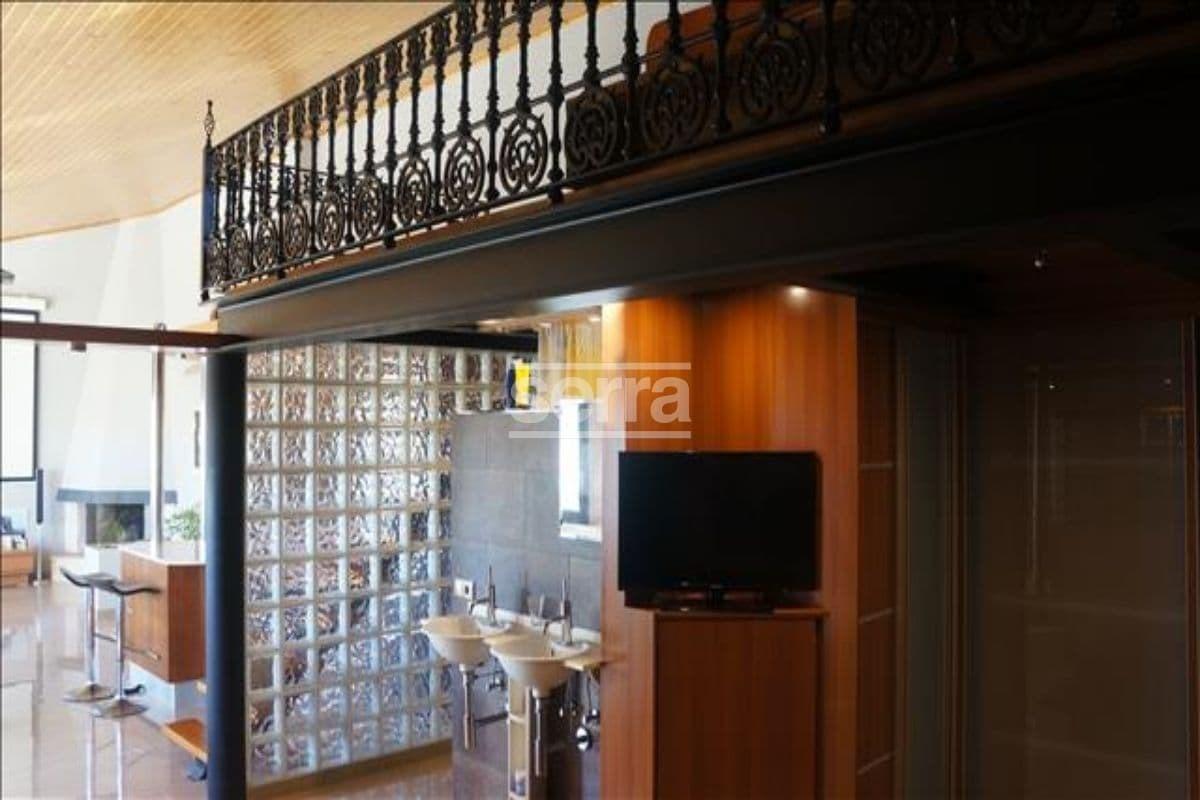 Espectacular finca en venta en Vilobí del Penedès con tres viviendas, un gran jardín con piscina y e-29