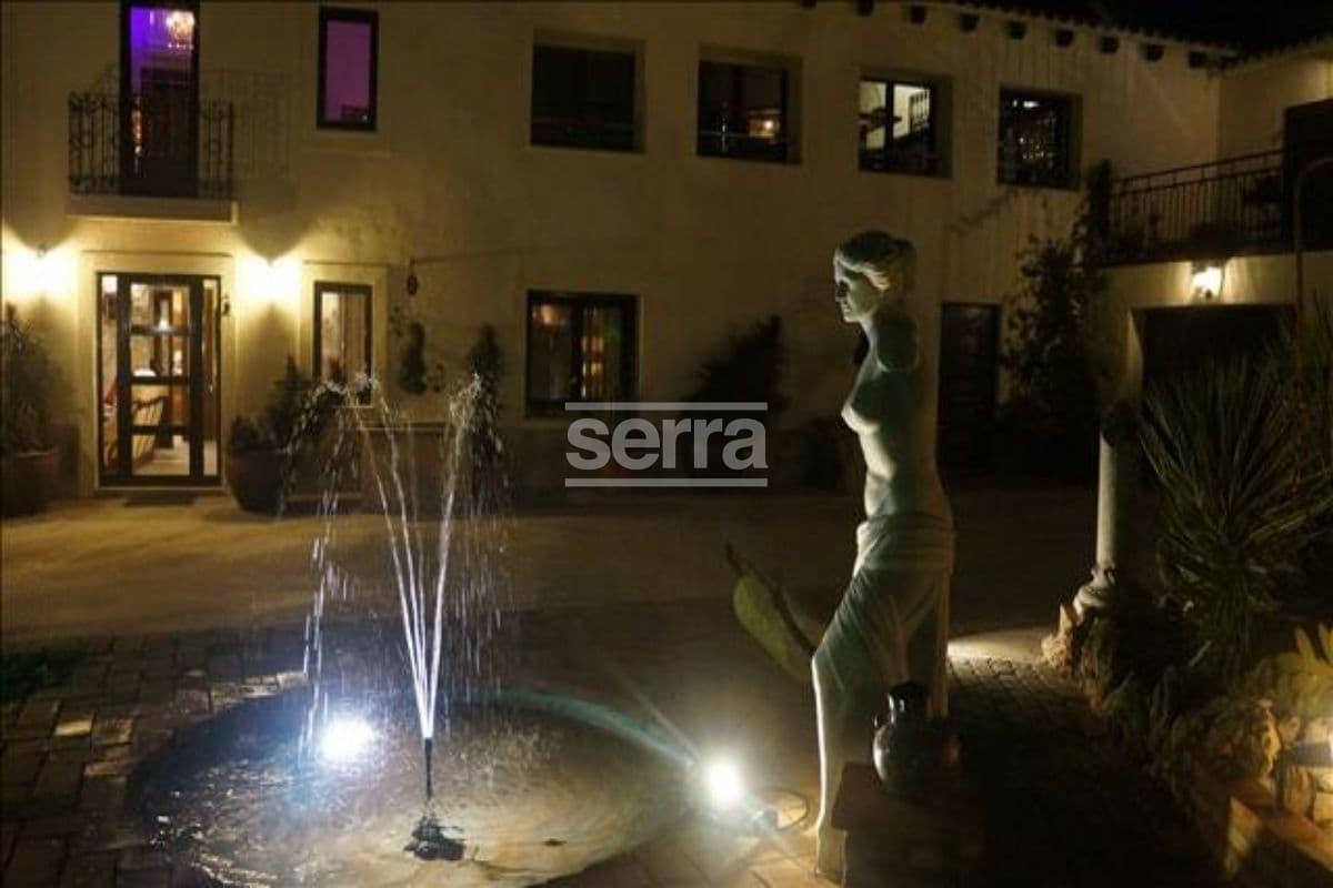 Espectacular finca en venta en Vilobí del Penedès con tres viviendas, un gran jardín con piscina y e-21