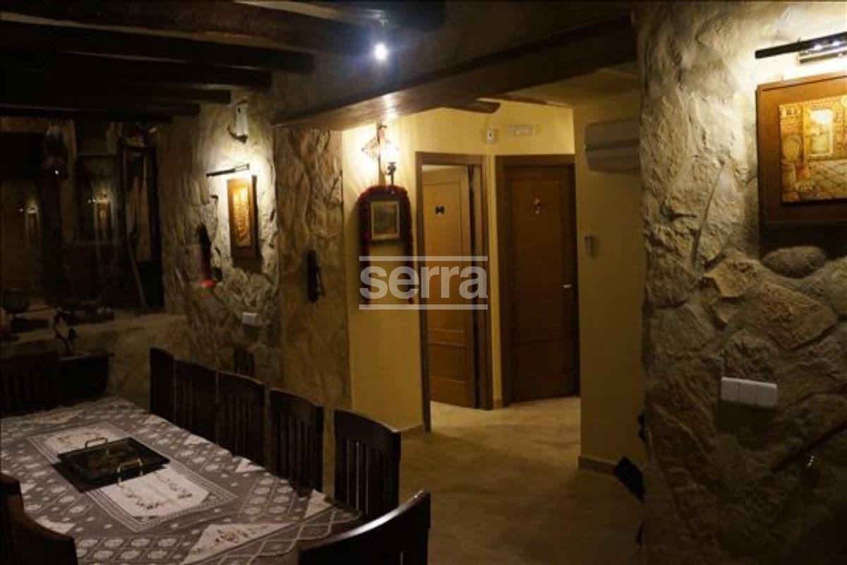 Espectacular finca en venta en Vilobí del Penedès con tres viviendas, un gran jardín con piscina y e-43