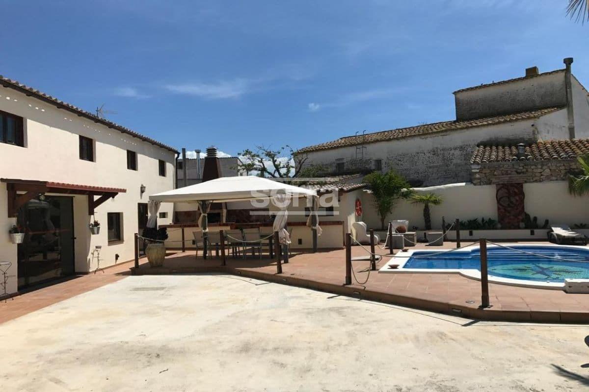 Espectacular finca en venta en Vilobí del Penedès con tres viviendas, un gran jardín con piscina y e