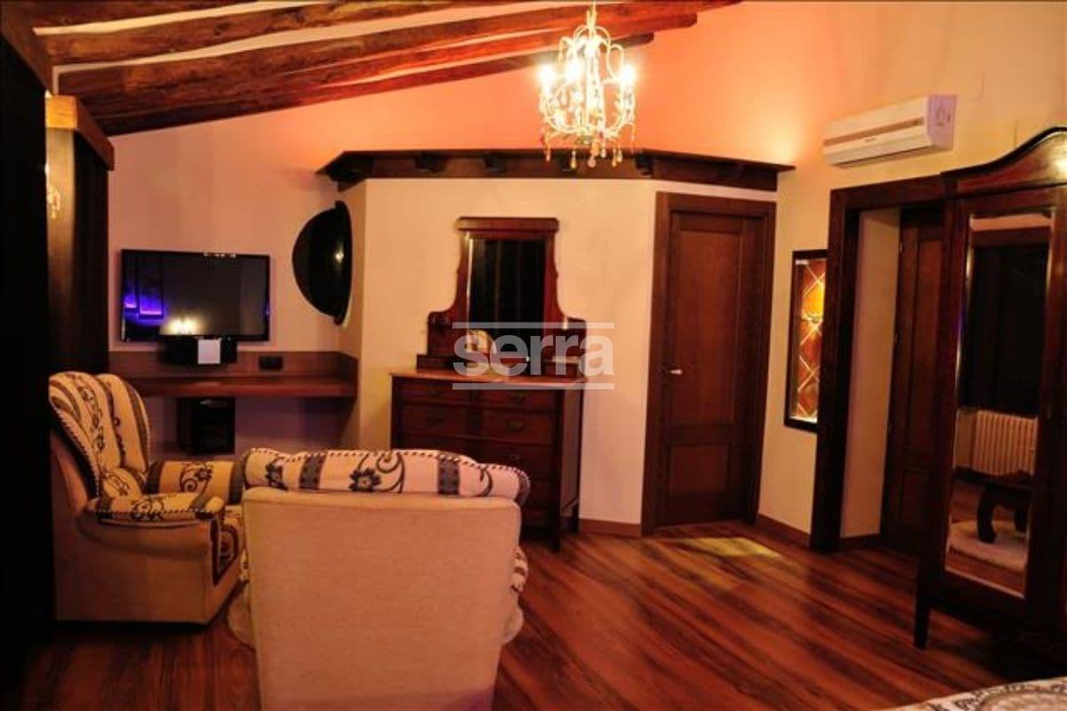 Espectacular finca en venta en Vilobí del Penedès con tres viviendas, un gran jardín con piscina y e-4