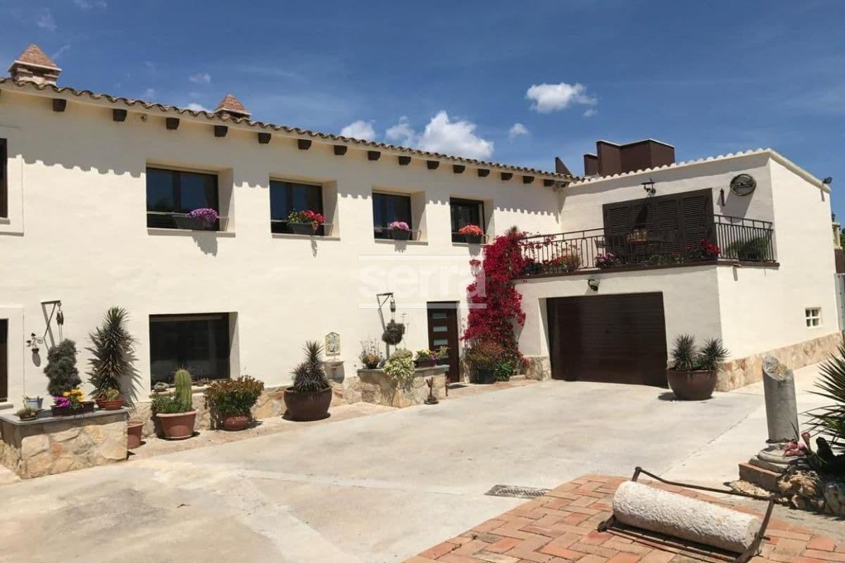 Espectacular finca en venta en Vilobí del Penedès con tres viviendas, un gran jardín con piscina y e-18