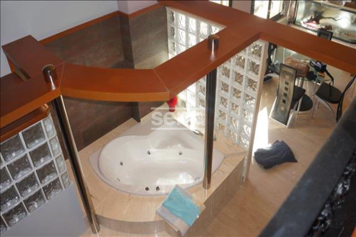 Espectacular finca en venta en Vilobí del Penedès con tres viviendas, un gran jardín con piscina y e-32