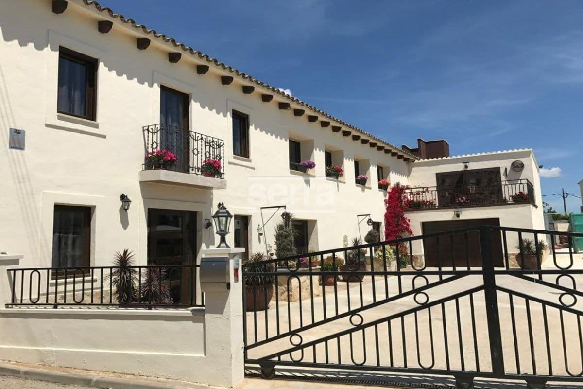 Espectacular finca en venta en Vilobí del Penedès con tres viviendas, un gran jardín con piscina y e-14