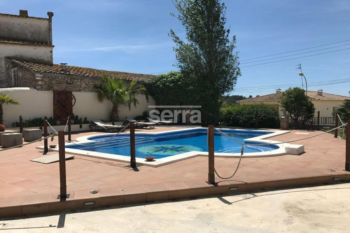 Espectacular finca en venta en Vilobí del Penedès con tres viviendas, un gran jardín con piscina y e-19
