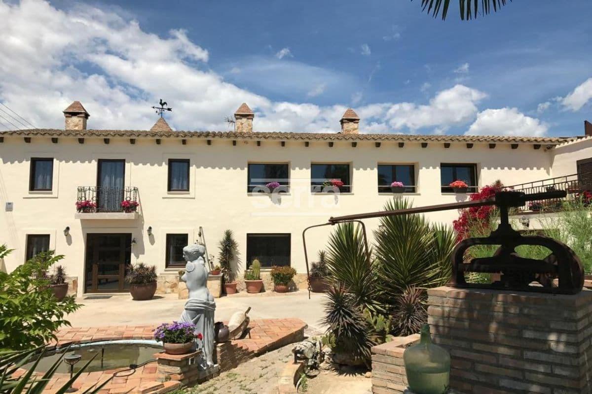 Espectacular finca en venta en Vilobí del Penedès con tres viviendas, un gran jardín con piscina y e-15