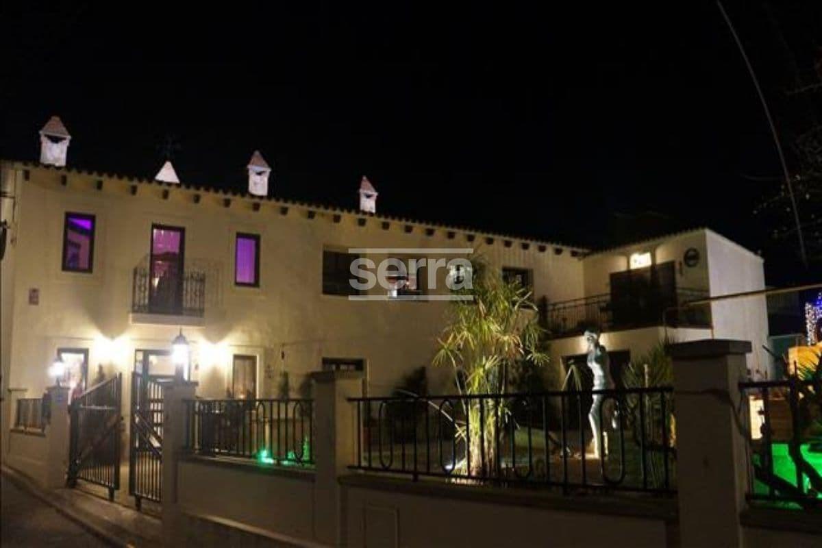 Espectacular finca en venta en Vilobí del Penedès con tres viviendas, un gran jardín con piscina y e-24