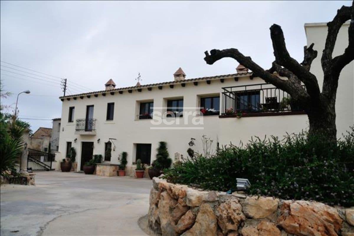 Espectacular finca en venta en Vilobí del Penedès con tres viviendas, un gran jardín con piscina y e-25