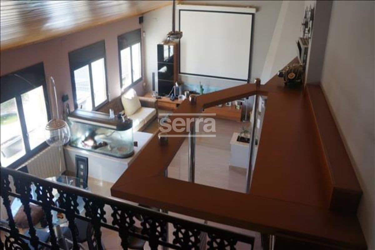 Espectacular finca en venta en Vilobí del Penedès con tres viviendas, un gran jardín con piscina y e-40
