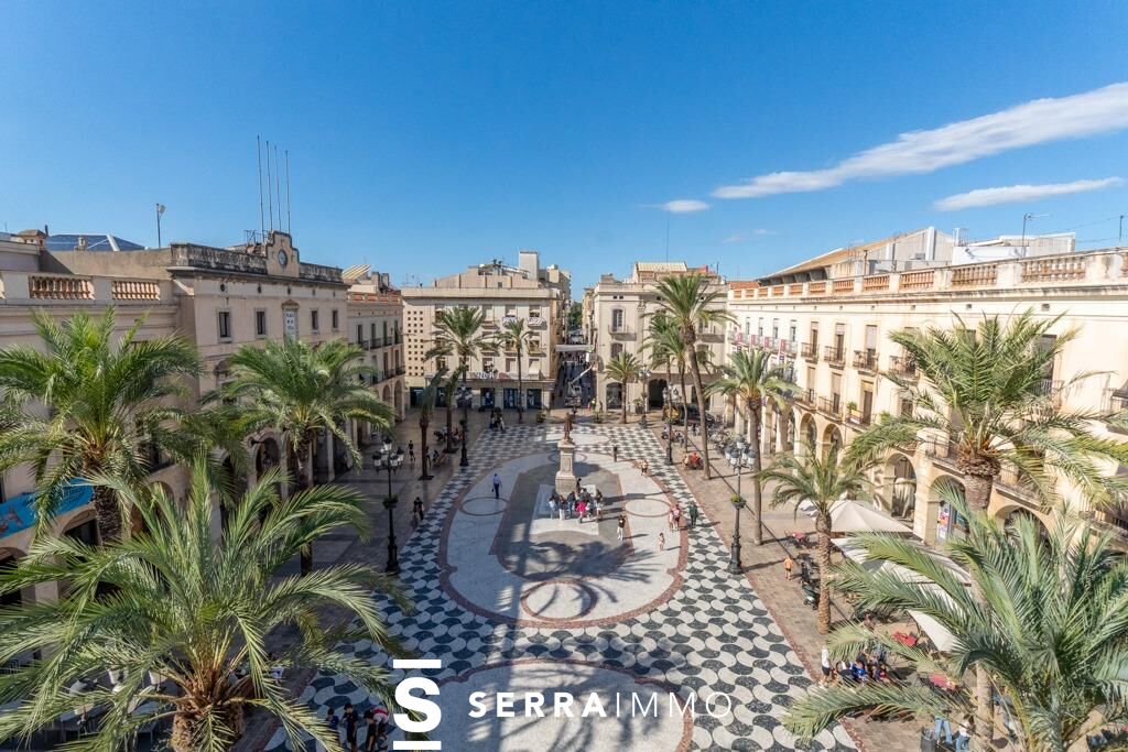 Exclusivo ático dúplex en el corazón de la Plaça de la Vila, con terraza privada y piscina comunitaria